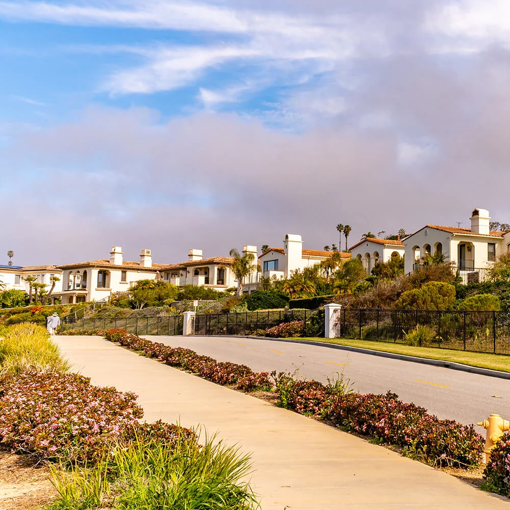 beautiful-houses-on-the-seaside-at-Torrance,-CA
